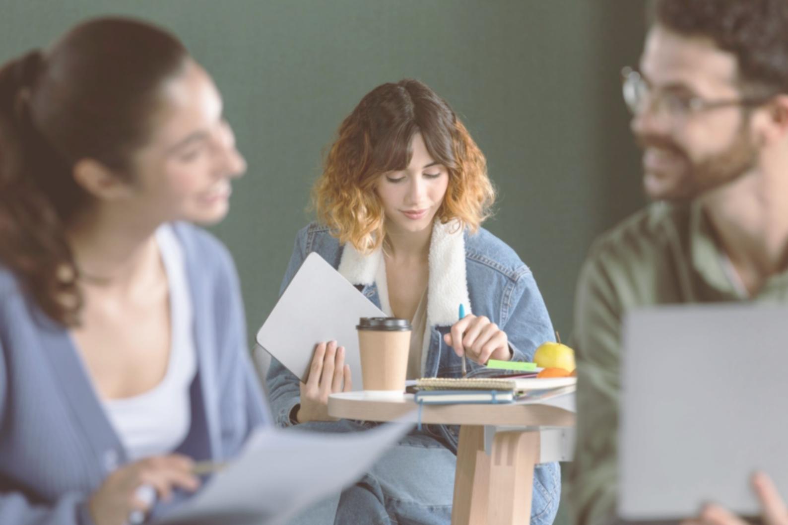 Vista dell'ufficio theravionlex con consulenti al lavoro per i clienti